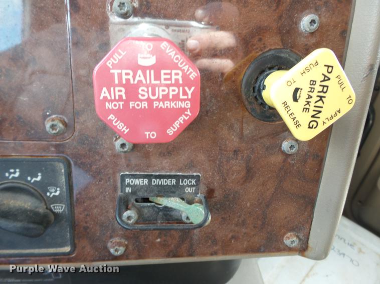 image for item DB7001 2006 International 9400i fertilizer tender truck