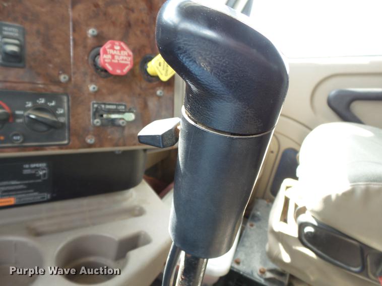 image for item DB7001 2006 International 9400i fertilizer tender truck