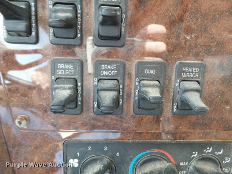 image for item DB7001 2006 International 9400i fertilizer tender truck