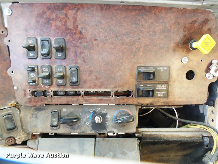 image for item DB7002 2001 Freightliner Century Class fertilizer tender truck