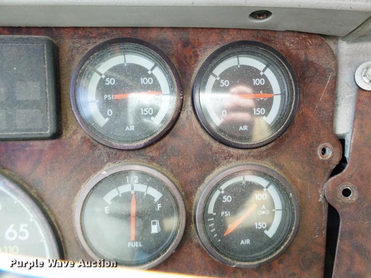 image for item DB7002 2001 Freightliner Century Class fertilizer tender truck