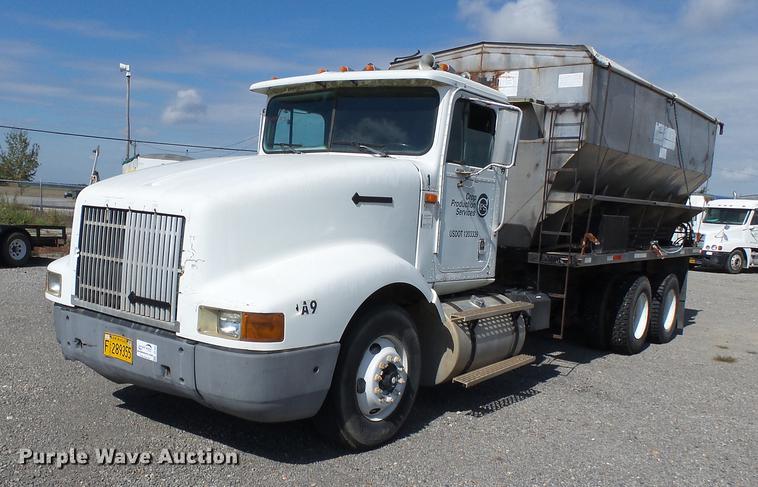 image for item DB7003 1994 International 9400 fertilizer tender truck