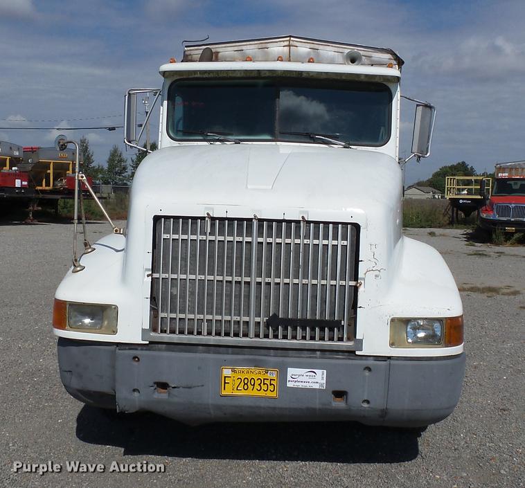 image for item DB7003 1994 International 9400 fertilizer tender truck