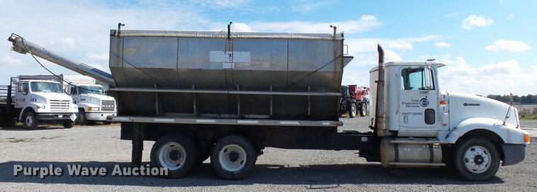 image for item DB7003 1994 International 9400 fertilizer tender truck