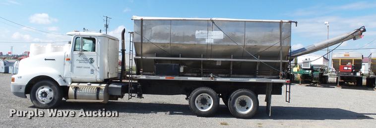 image for item DB7003 1994 International 9400 fertilizer tender truck