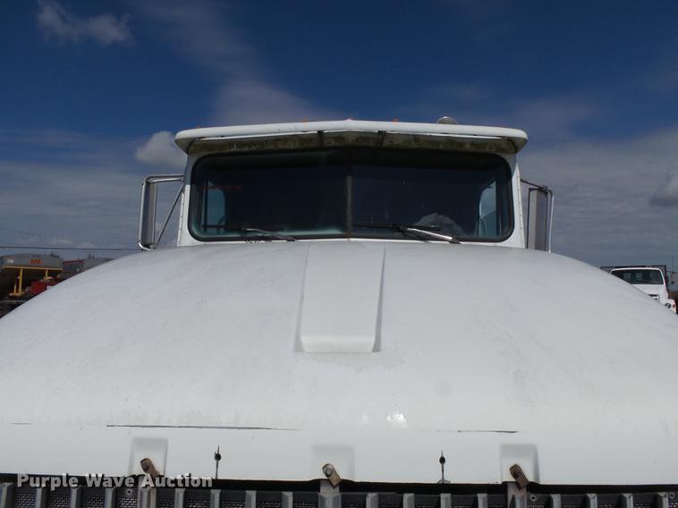 image for item DB7003 1994 International 9400 fertilizer tender truck