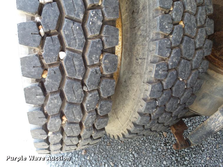 image for item DB7003 1994 International 9400 fertilizer tender truck