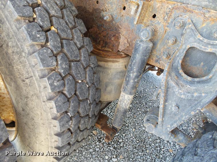 image for item DB7003 1994 International 9400 fertilizer tender truck