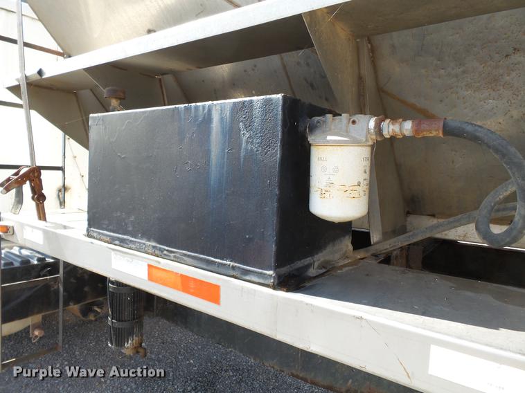 image for item DB7003 1994 International 9400 fertilizer tender truck