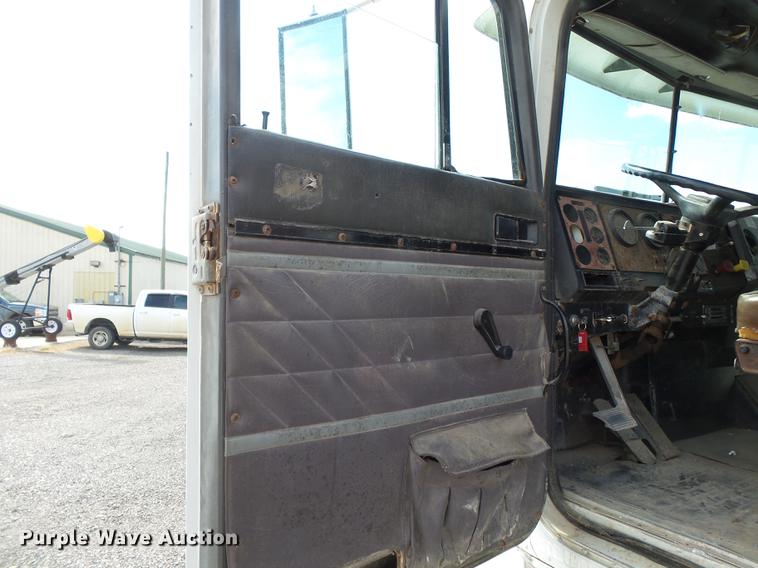 image for item DB7003 1994 International 9400 fertilizer tender truck