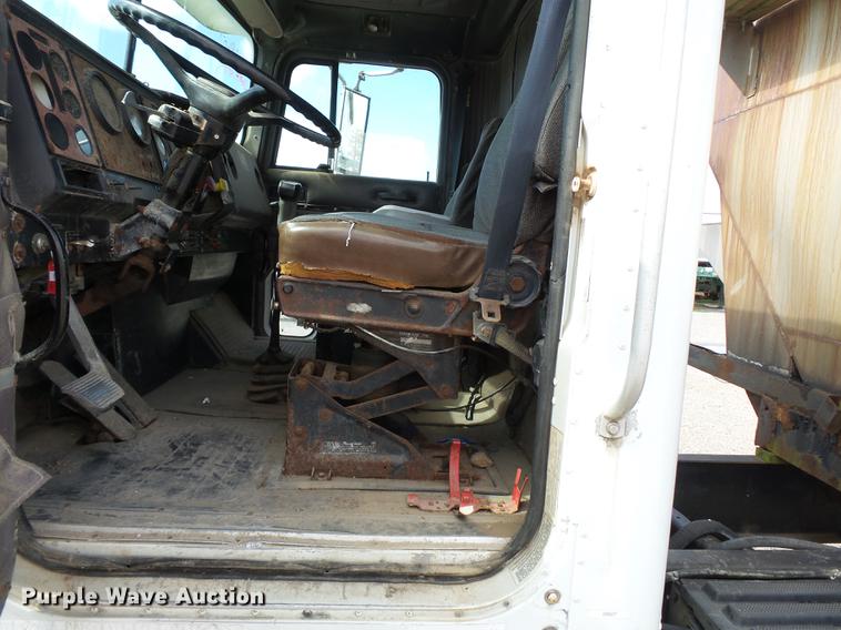 image for item DB7003 1994 International 9400 fertilizer tender truck