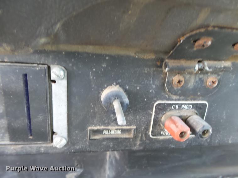 image for item DB7003 1994 International 9400 fertilizer tender truck