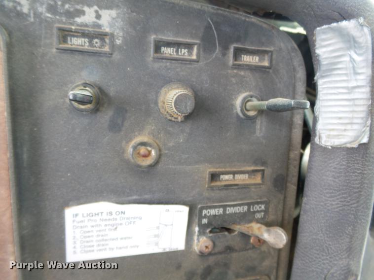 image for item DB7003 1994 International 9400 fertilizer tender truck