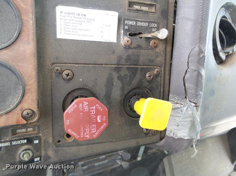 image for item DB7003 1994 International 9400 fertilizer tender truck