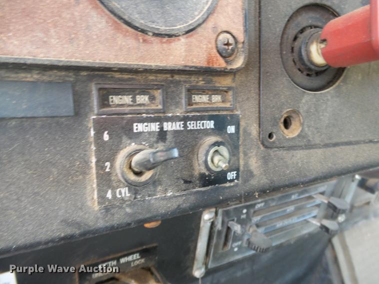 image for item DB7003 1994 International 9400 fertilizer tender truck