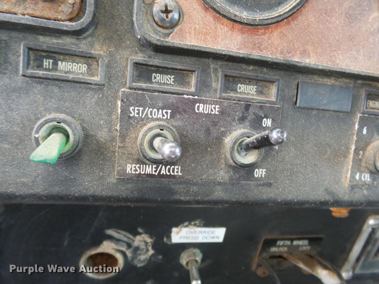 image for item DB7003 1994 International 9400 fertilizer tender truck