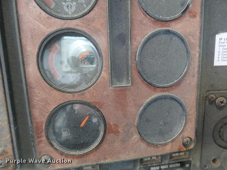 image for item DB7003 1994 International 9400 fertilizer tender truck