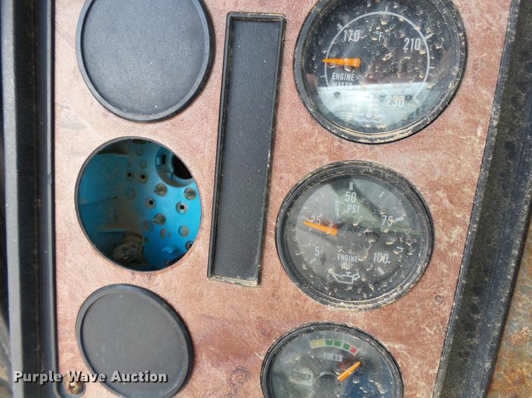 image for item DB7003 1994 International 9400 fertilizer tender truck