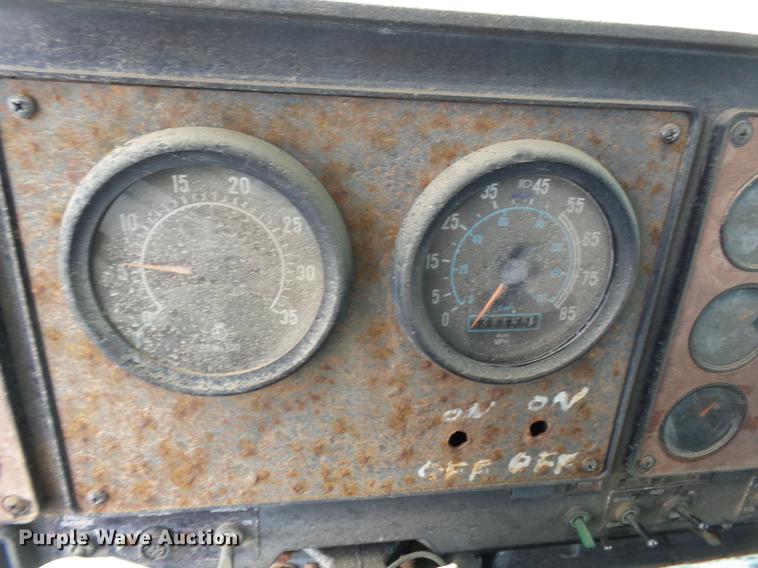 image for item DB7003 1994 International 9400 fertilizer tender truck