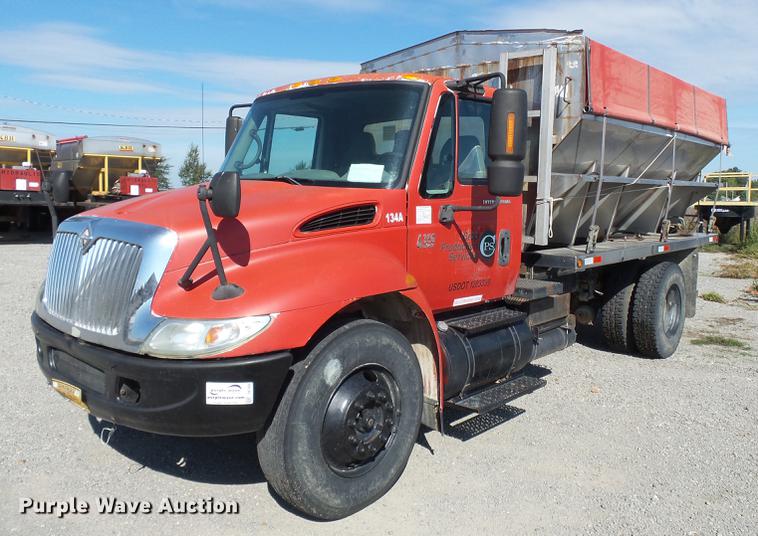 image for item DB7004 2002 International 4300 fertilizer tender truck