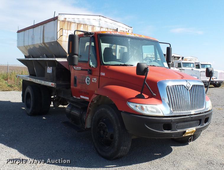 image for item DB7004 2002 International 4300 fertilizer tender truck