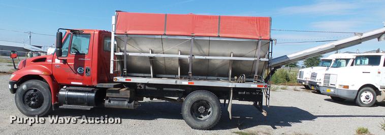 image for item DB7004 2002 International 4300 fertilizer tender truck