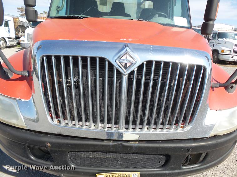 image for item DB7004 2002 International 4300 fertilizer tender truck