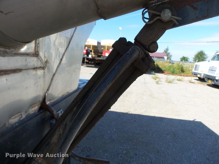 image for item DB7004 2002 International 4300 fertilizer tender truck