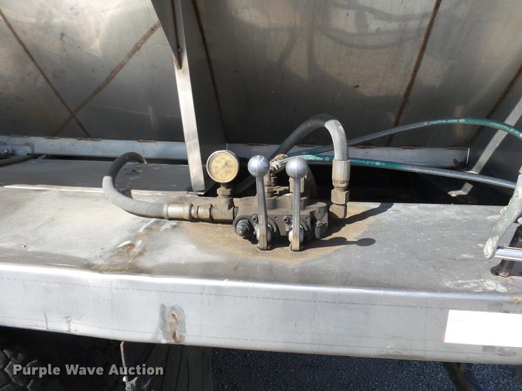 image for item DB7004 2002 International 4300 fertilizer tender truck