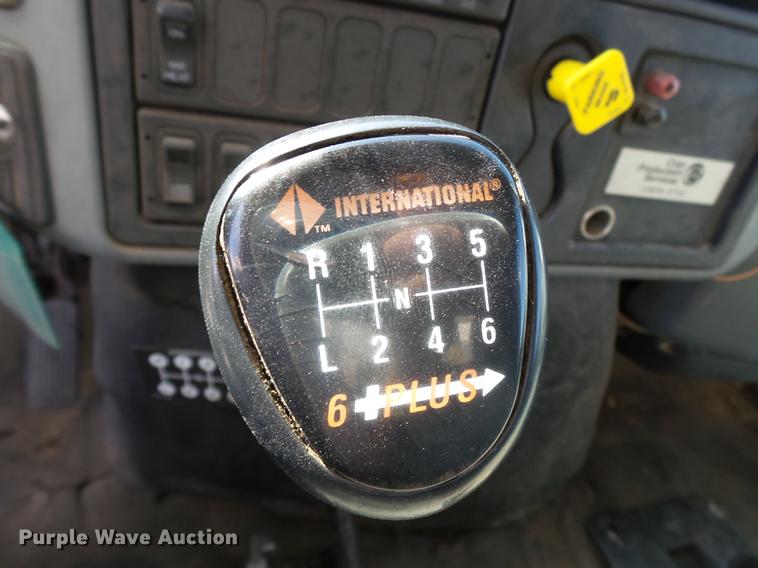 image for item DB7004 2002 International 4300 fertilizer tender truck