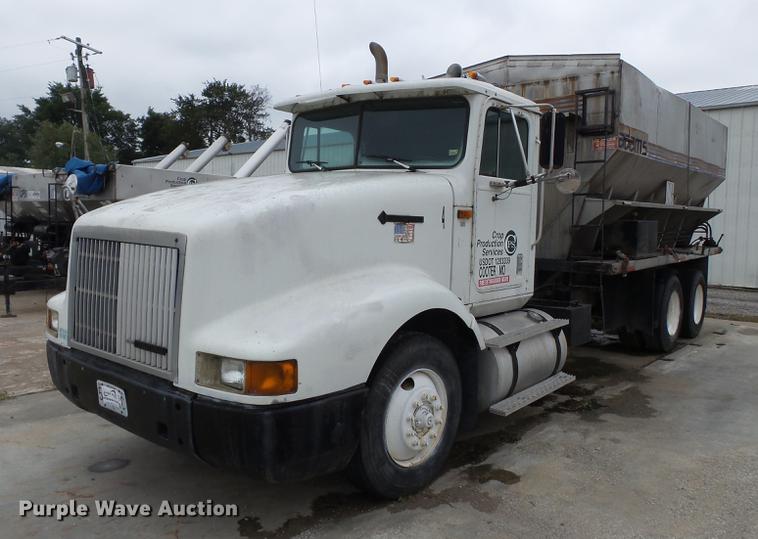 image for item DB7013 1994 International 9400 truck cab and chassis