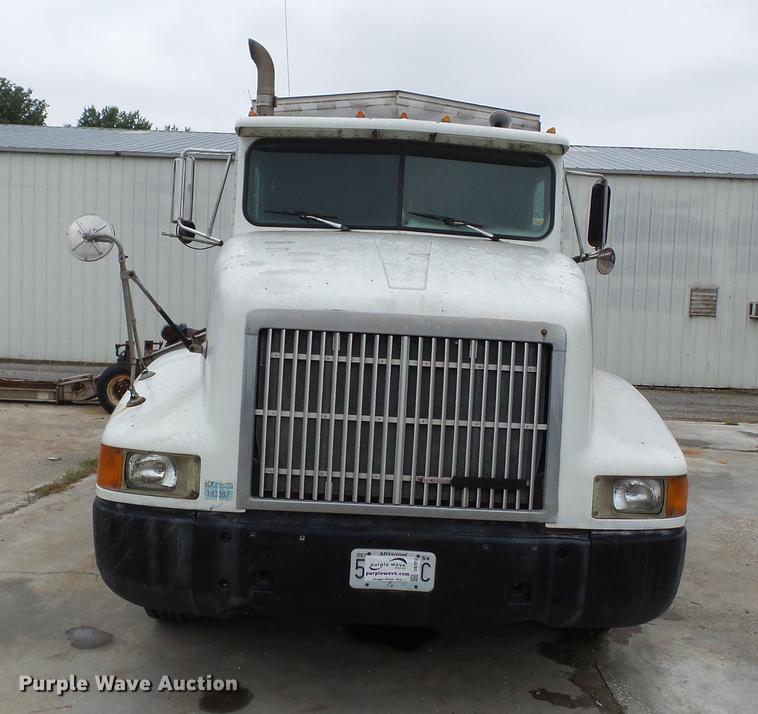image for item DB7013 1994 International 9400 truck cab and chassis