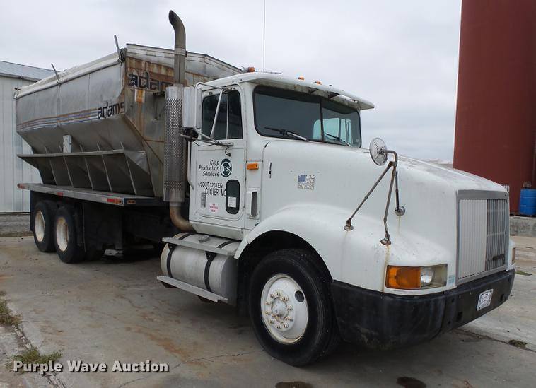 image for item DB7013 1994 International 9400 truck cab and chassis