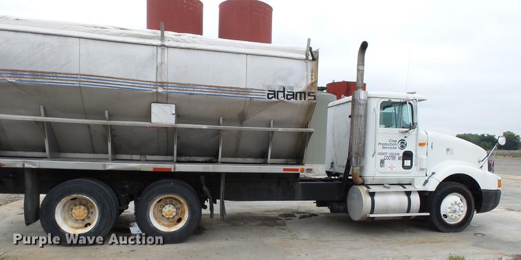 image for item DB7013 1994 International 9400 truck cab and chassis