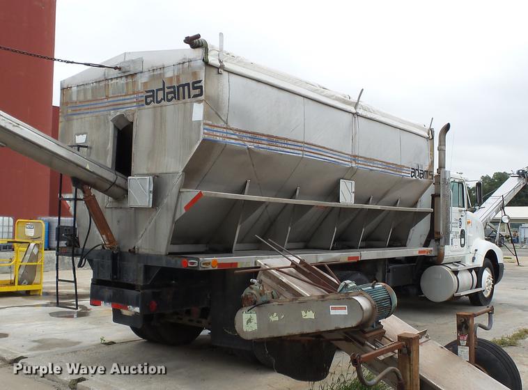 image for item DB7013 1994 International 9400 truck cab and chassis