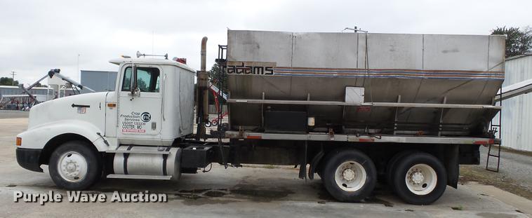 image for item DB7013 1994 International 9400 truck cab and chassis