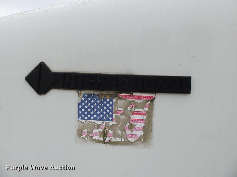 image for item DB7013 1994 International 9400 truck cab and chassis