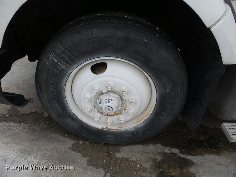 image for item DB7013 1994 International 9400 truck cab and chassis