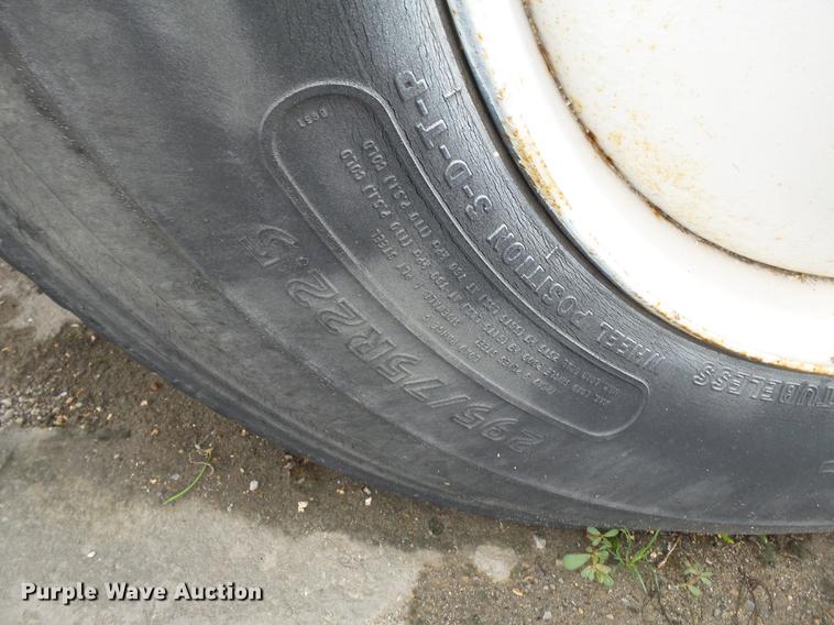 image for item DB7013 1994 International 9400 truck cab and chassis