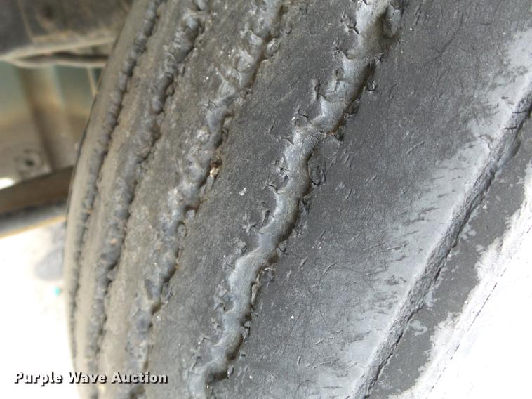 image for item DB7013 1994 International 9400 truck cab and chassis