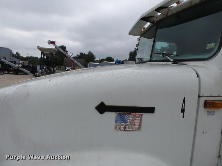 image for item DB7013 1994 International 9400 truck cab and chassis