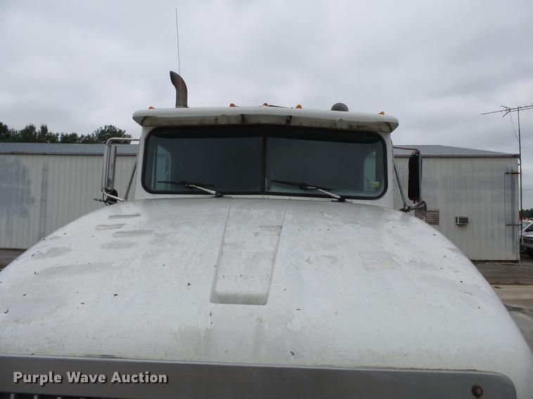 image for item DB7013 1994 International 9400 truck cab and chassis