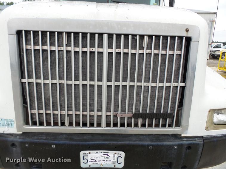 image for item DB7013 1994 International 9400 truck cab and chassis