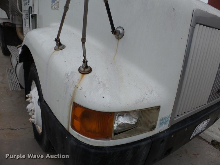 image for item DB7013 1994 International 9400 truck cab and chassis