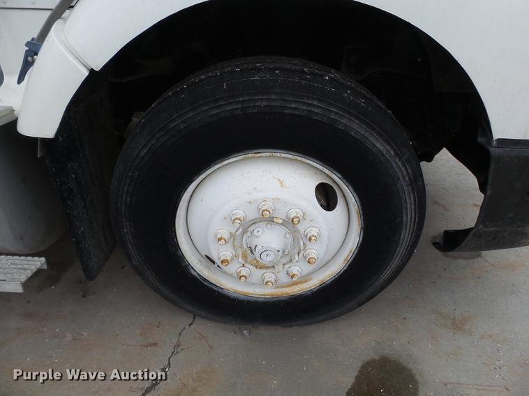 image for item DB7013 1994 International 9400 truck cab and chassis