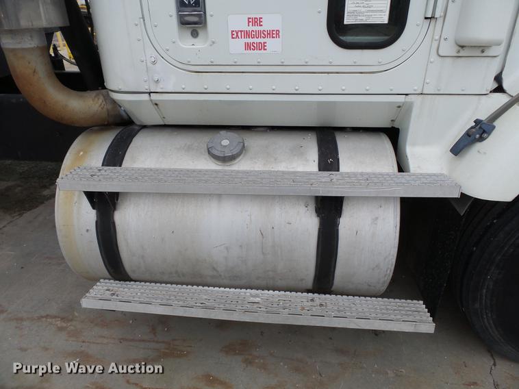 image for item DB7013 1994 International 9400 truck cab and chassis