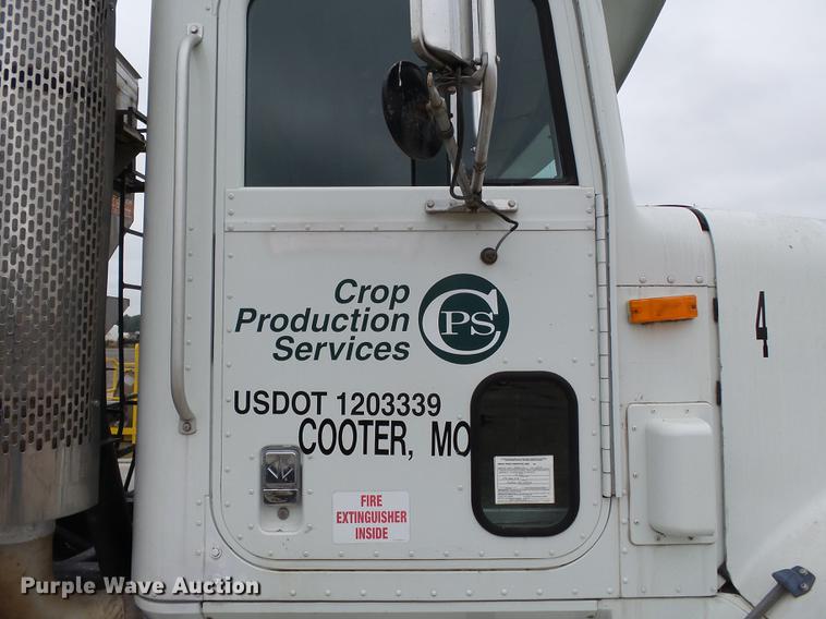 image for item DB7013 1994 International 9400 truck cab and chassis