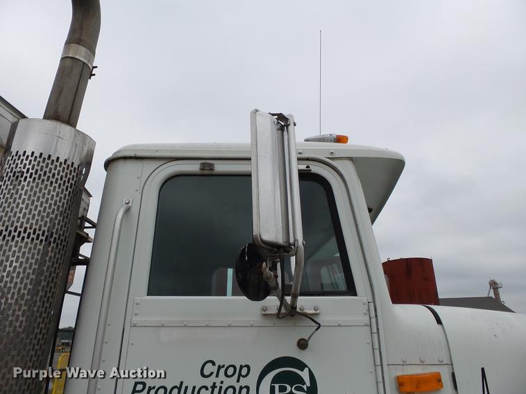 image for item DB7013 1994 International 9400 truck cab and chassis