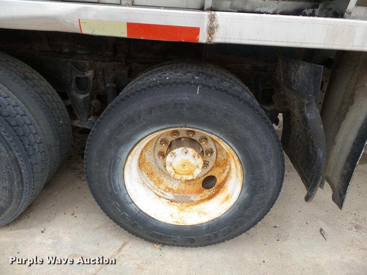 image for item DB7013 1994 International 9400 truck cab and chassis