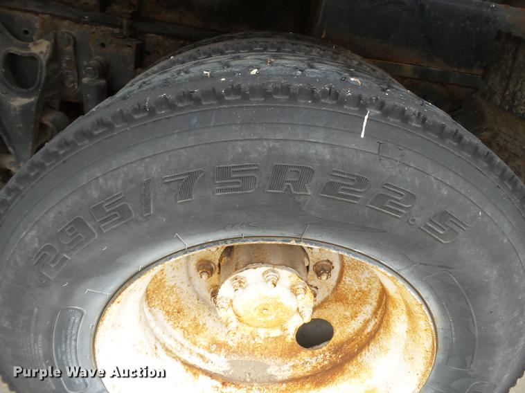 image for item DB7013 1994 International 9400 truck cab and chassis